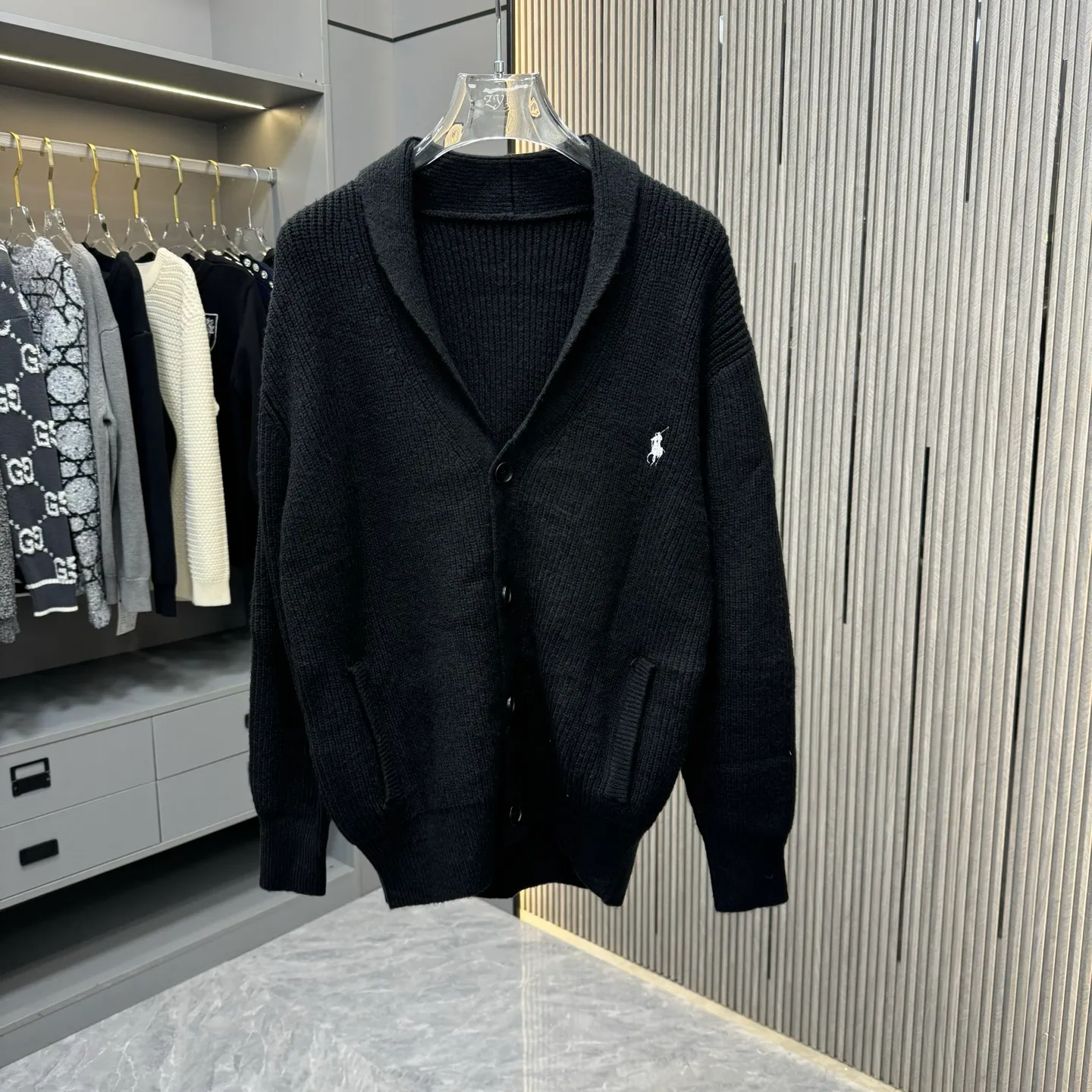 🅿️280 LF Ralph Lauren 25FW Taoist robe sweater is made of top-grade cashmere yarn. The new autumn and winter Oblique jacquard knitted cashmere sweater has a double-sided wearable design and is made of high-quality cashmere material. After fine weaving process, it presents a soft and comfortable touch and excellent thermal insulation performance. The iconic Oblique jacquard pattern is perfectly presented through precision knitting technology. It can be worn on both sides, showing different style charms. The round neck design is simple and elegant, suitable for various matching occasions. Exquisite knitting technology ensures that the clothes are not easily deformed and remain crisp and long-lasting. The double-sided design concept reflects LV's perfect balance of practicality and fashion. Each sweater undergoes strict quality inspection to ensure that the quality meets the brand's consistently high standards. This knitted item combines warmth and style, making it an exquisite addition to your autumn and winter wardrobe. Size:S/M/L/XL